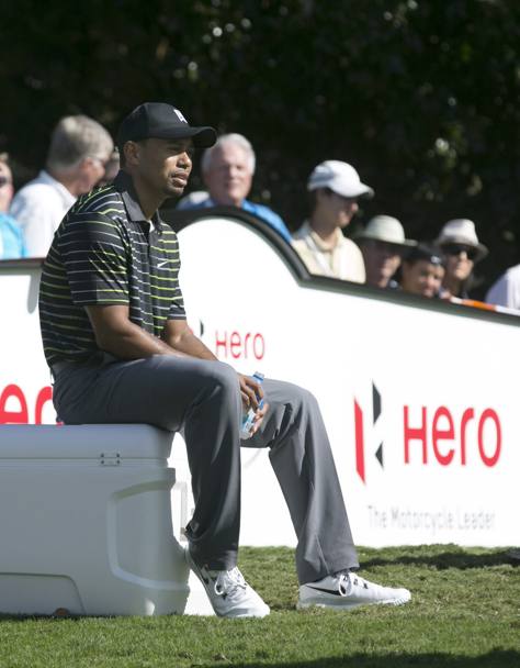 Povero Tiger Woods: seduto, spossato, nel rientro peggiore possibile dopo lo stop per il mal di schiena. Ap